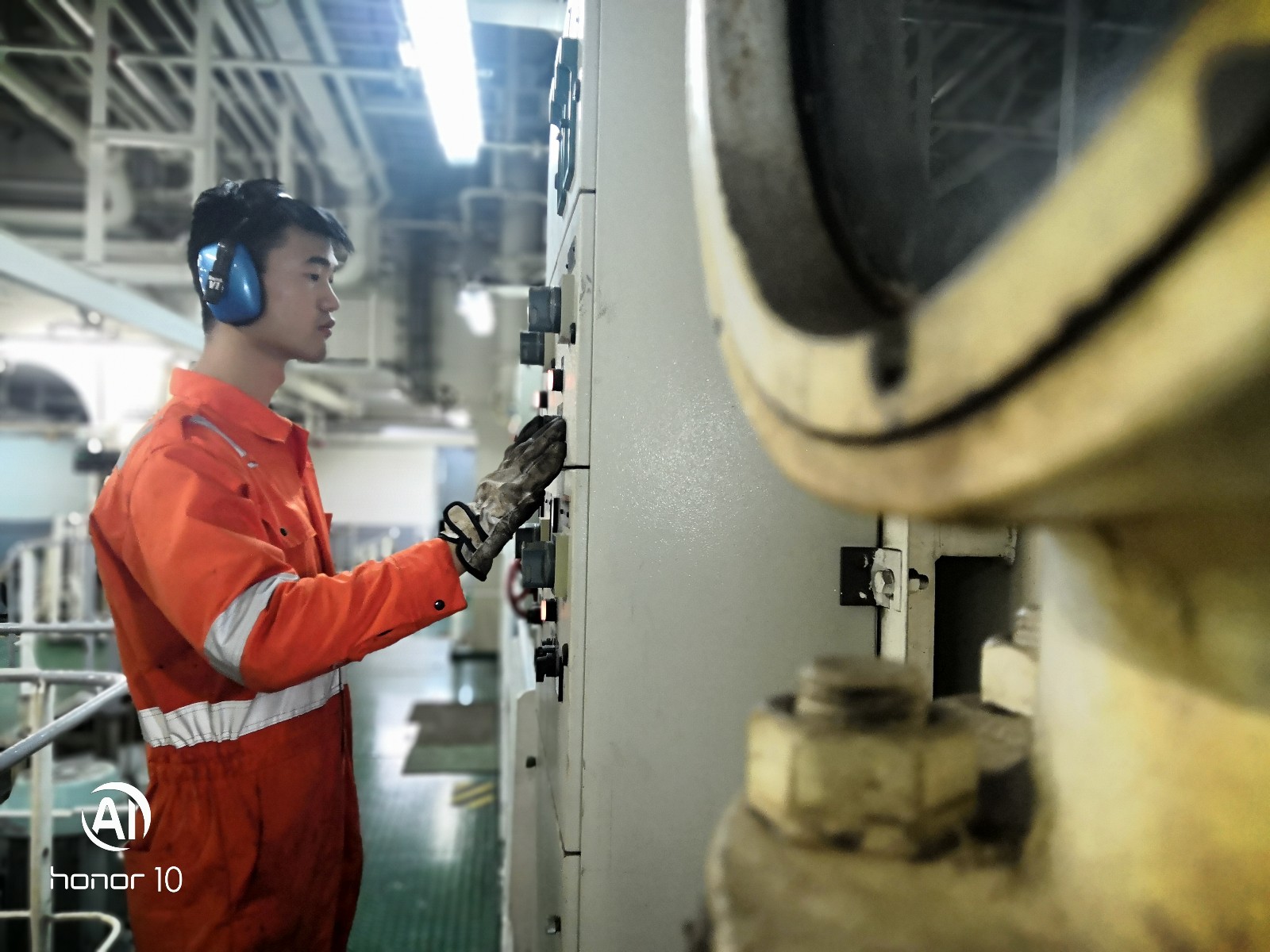 机舱工作3.jpg 机舱工作3.jpg